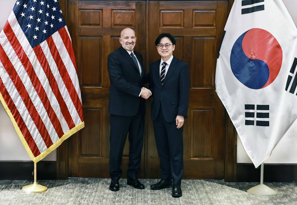 김정관 산업통상부 장관이 8일(현지시간) 미국 워싱턴 DC 상무부 회의실에서 하워드 러트닉 미국 상무부 장관과 기념 촬영하고 있다. 연합뉴스