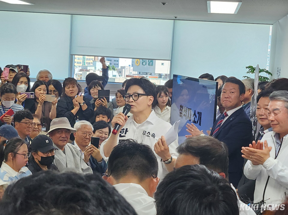 부산 북갑 재보궐선거에 출마한 한동훈 무소속 후보가 10일 부산 북구에서 열린 선거사무소 개소식에서 발언하고 있다. 전재훈 기자