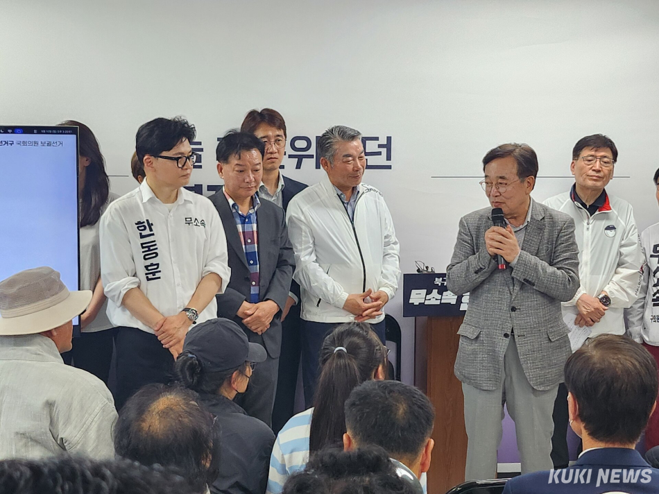 서병수 한동훈 캠프 명예선거대책위원장이 10일 부산 북구에서 열린 한동훈 무소속 후보 선거사무소 개소식에서 발언하고 있다. 전재훈 기자