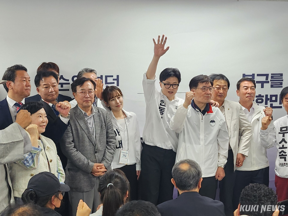 부산 북갑 재보궐선거에 출마한 한동훈 무소속 후보가 10일 부산 북구에서 열린 선거사무소 개소식에서 참석자들과 기념사진을 촬영하고 있다. 전재훈 기자