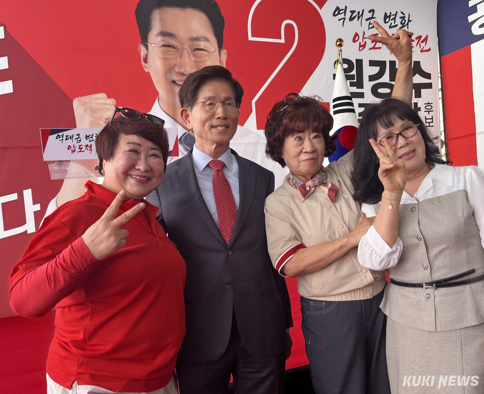 김문수 전 고용노동부 장관이 10일 오후 6·3 지방선거 국민의힘 원강수 원주시장 후보 캠프 개소식에서 명예선대위원장을 ‘수락’ 후 지지를 호소했다. 이어 원주지역 지지자들과 기념촬영 등 스킨십 강화에도 나섰다. 윤수용 기자