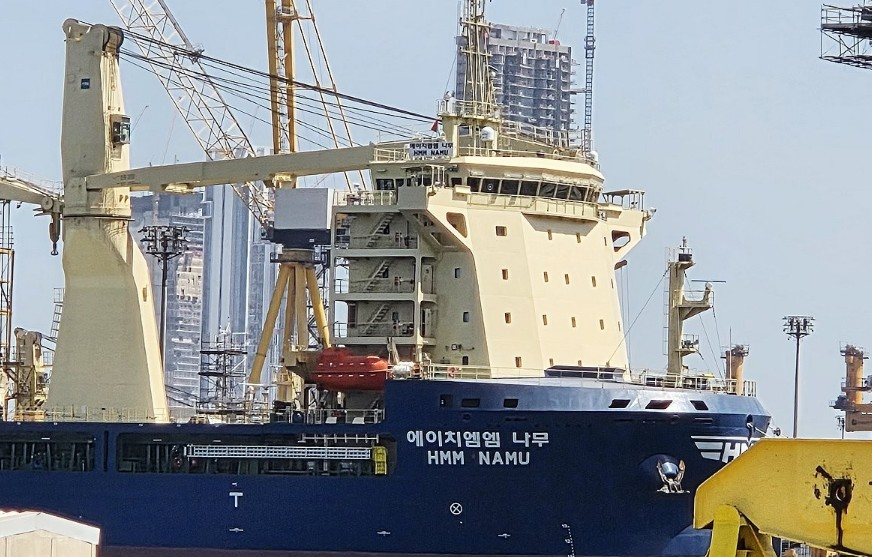 8일(현지시간) 벌크 화물선 HMM 나무호가 아랍에미리트(UAE) 두바이항의 수리조선소 ‘드라이 독스 월드 두바이‘에 접안해 있다. 연합뉴스