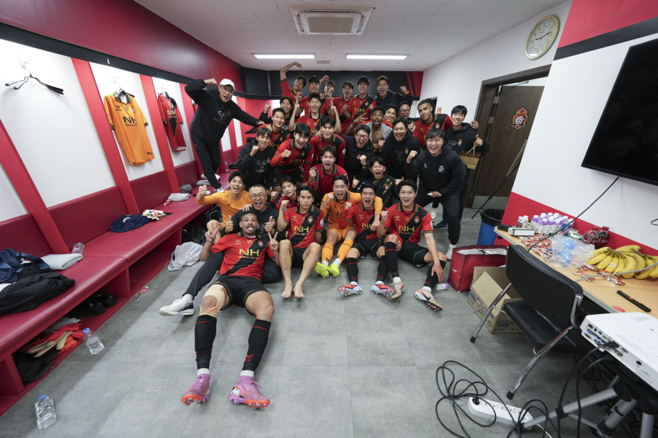 경남FC 선수들이 10일 ‘신 불모산 더비‘ 전 승리 뒤 라커룸에서 승리 기념 사진을 촬영하고 있다.