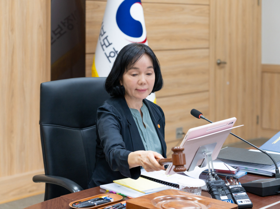 송경희 개인정보보호위원회 위원장이 4월 22일 오후 서울 종로구 정부서울청사에서 개최된 2026년 제7회 개인정보보호위원회 전체회의에서 의사봉을 두드리고 있다. 개인정보보호위원회 제공