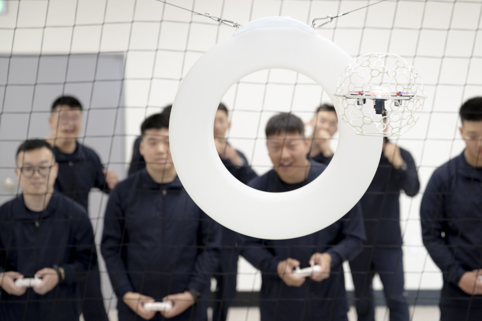 해군교육사령부 부사관후보생들이 드론 축구를 즐기고 있다. 해군교육사