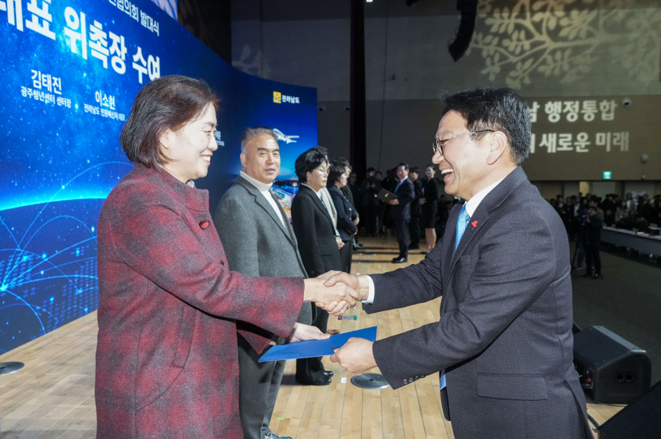 지난 1월 16일 ‘광주·전남 행정통합 추진 범시도민 협의회’ 발대식에서 강기정 광주시장이 협의회 위원에게 위촉장을 전달하고 있다. /광주시