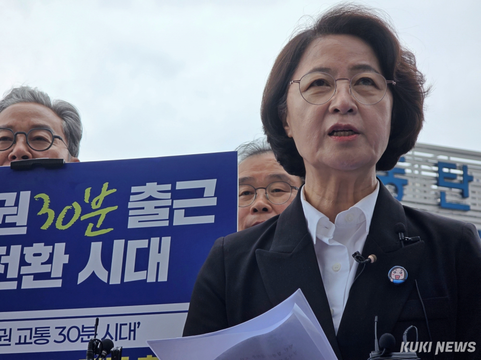 추미애 더불어민주당 경기지사 후보가 11일 경기 화성시 동탄역 GTX-A 앞 광장에서 교통 분야 종합 대책 공약을 발표하고 있다. 김건주 기자