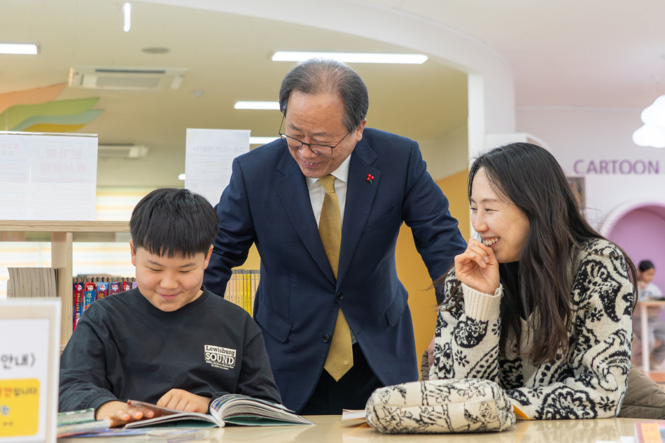 김석준 교육감 재임시절 부산시립도서관 방문 모습. 김석준교육감 캠프
