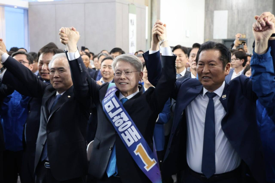 10일 더불어민주당 전남광주통합시장 후보인 민형배 의원이 선대위를 출범시키며 본선 행보를 본격화했다. 민 후보가 정청래 민주당 당대표와 양부남 민주당 광주시당위원장과 함께 두 손을 번 쩍 들고 있다. /민형배 후보 선거사무소