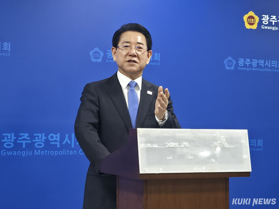 더불어민주당 전남광주통합특별시장 경선에 참여한 김영록 전남도지사가 4월 29일 광주시의회 브리핑룸에서 기자회견을 열었다. 김 지사는 경선 과정에서 발생한 ARS 투표 오류를 ‘중대한 불법적 하자’로 규정하고 중앙당의 책임 있는 답변과 진상 규명을 요구했다. /김영환 기자