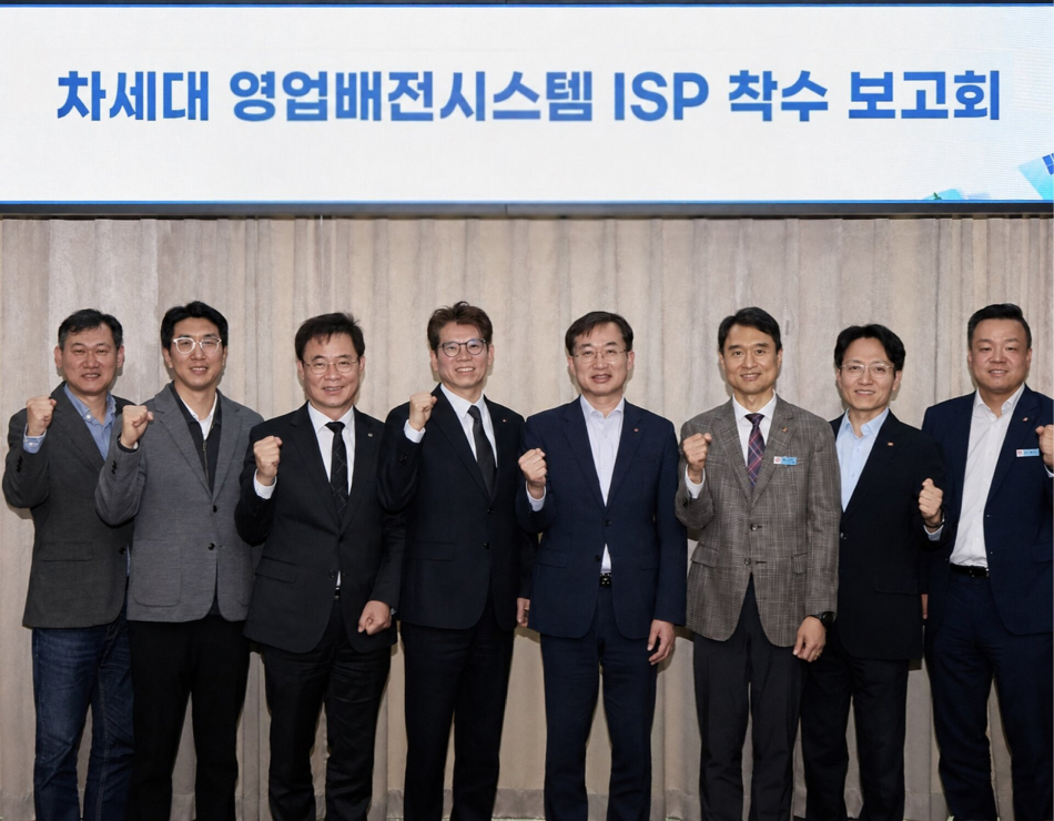 [사진] LG CNS 공공·통신·교육AX사업담당 이호군 상무(왼쪽 4번째)와 한국전력 백우기 영업본부장(오른쪽 4번째) 등 관계자들이 착수보고회에서 기념사진을 촬영하는 모습