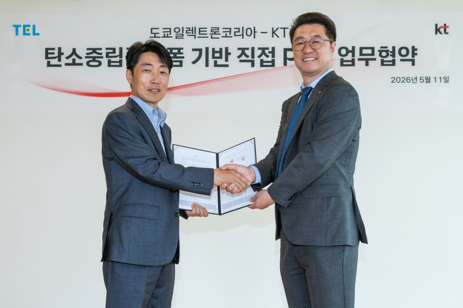 김용남 KT Enterprise부문 법인사업본부장(오른쪽)과 이선길 도쿄일렉트론코리아 기술총괄부문장(왼쪽)이 기념사진 촬영하고 있다. KT 제공
