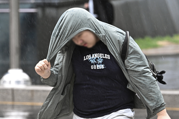 퇴근길 적신 비…내일 오후 대부분 그친다