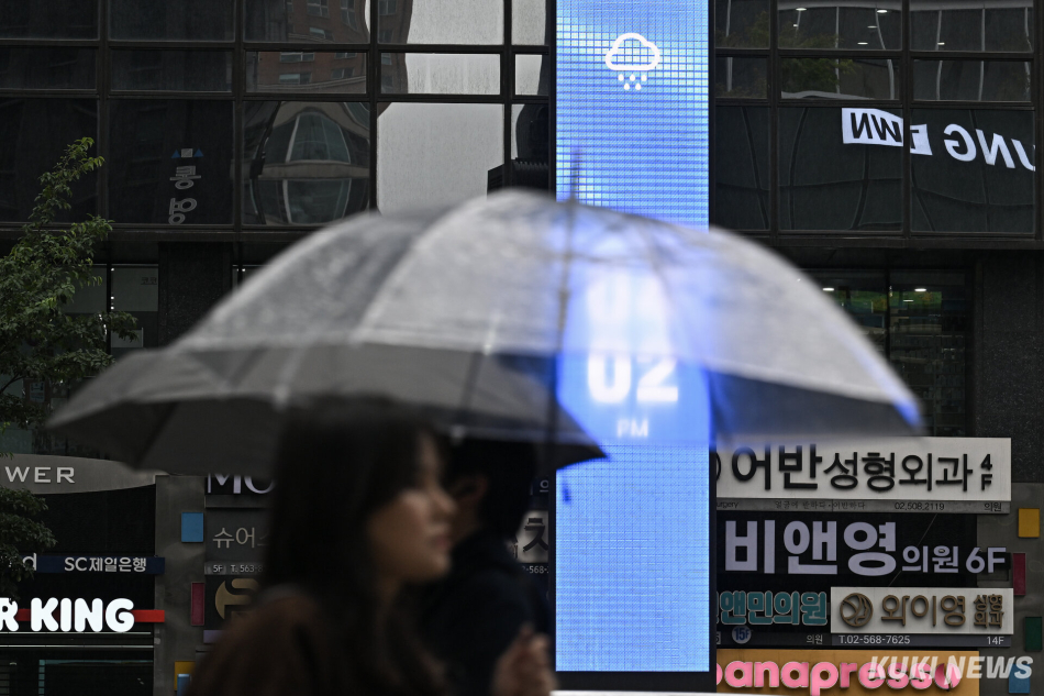 11일 서울 강남역 인근 전광판에 비 예보가 표시돼 있다.