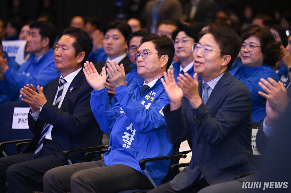 정청래 더불어민주당 대표와 정원오 더불어민주당 서울시장 후보가 11일 서울 여의도동 중소기업중앙회에서 열린 서울 공천자대회에서 박수를 치고 있다.