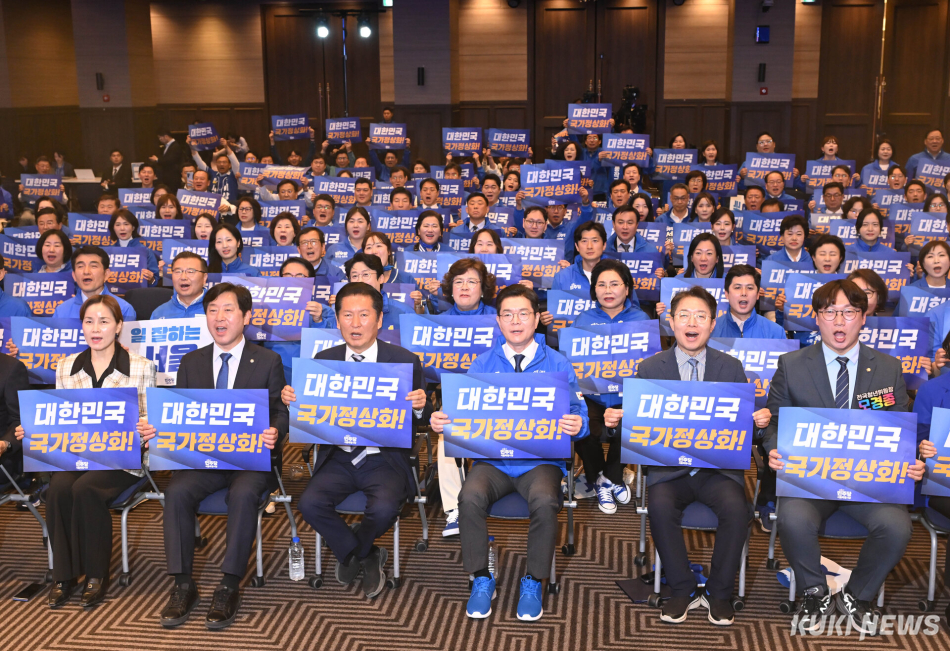 정청래 더불어민주당 대표와 정원오 더불어민주당 서울시장 후보가 11일 서울 여의도동 중소기업중앙회에서 열린 서울 공천자대회에서 참석자들과 구호를 외치고 있다.