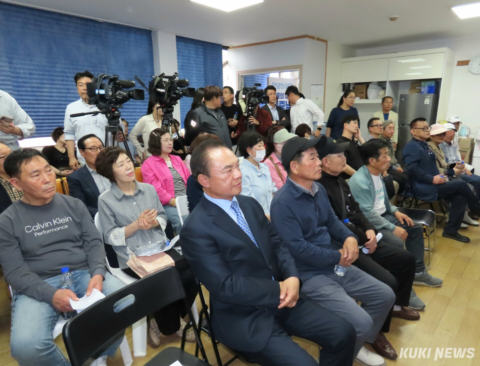 최근 강릉지역 국민의힘을 탈당한 428명을 대표하는 보수 성향의 강릉시민 30여명이 11일 김중남 강릉시장후보 선거사무소에서 더불어민주당 우상호 강원도지사후보와 김중남 강릉시장후보를 지지하는 기자회견을 갖고 있다. 전인수 기자