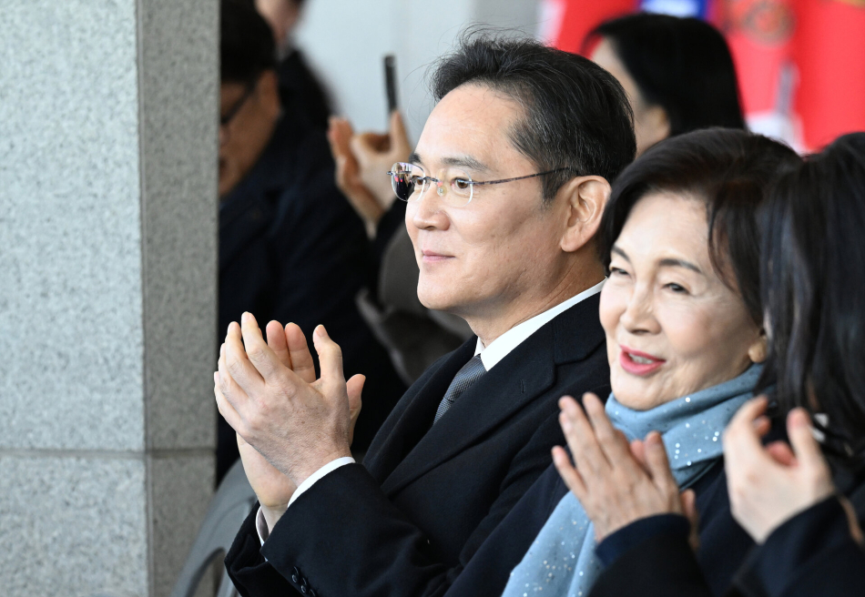 이재용 삼성전자 회장과 홍라희 리움미술관 명예관장이 지난해 경남 창원시 진해구 해군사관학교에서 열린 ‘제139기 해군사관후보생 임관식‘에 참석해 있다. 연합뉴스