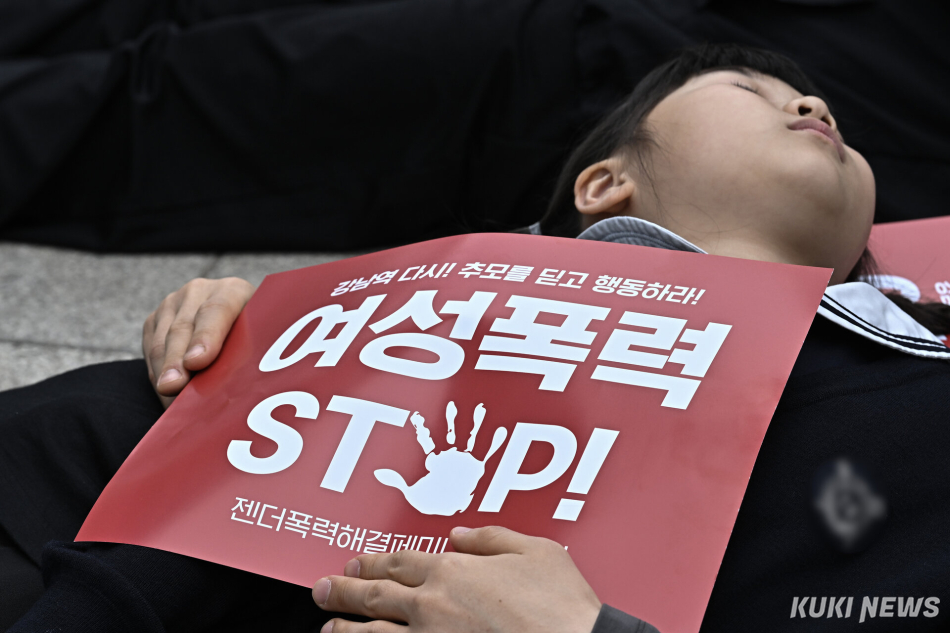 11일 서울 서초구 강남역 10번 출구 앞에서 열린 ‘강남역 여성살해사건 10주기 추모주간 선포 기자회견’에 참석한 어린이가 다이인 퍼포먼스를 하고 있다.