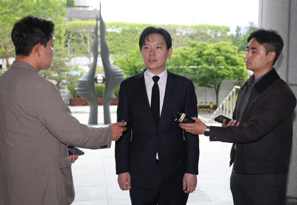 11일 박상용 인천지검 부부장검사가 서초동 대검찰청 민원실로 들어가며 취재진의 질문에 답하고 있다. 연합뉴스