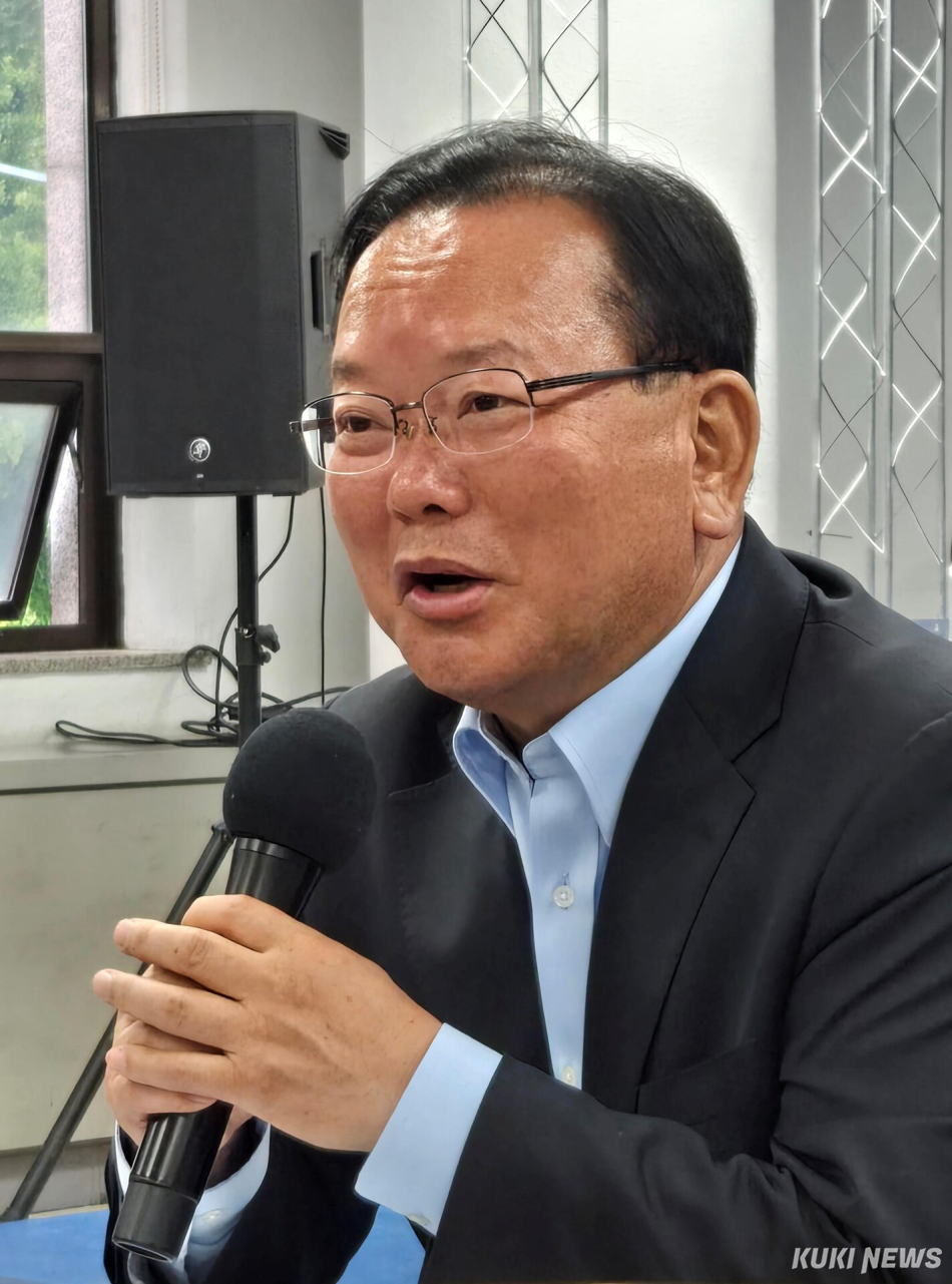 11일 오후 ‘김부겸의 희망캠프’에서 김부겸 더불어민주당 대구시장 예비후보가 기자의 질문에 답하고 있다. 최재용 기자