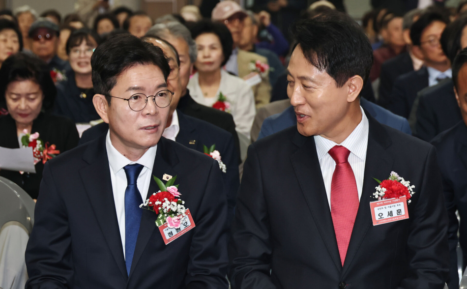 정원오 더불어민주당 서울시장 후보와 오세훈 국민의힘 서울시장 후보가 지난 6일 서울 중구 장충체육관에서 열린 대한노인회 서울시연합회 제54회 어버이날 기념행사에서 대화하고 있다. 연합뉴스