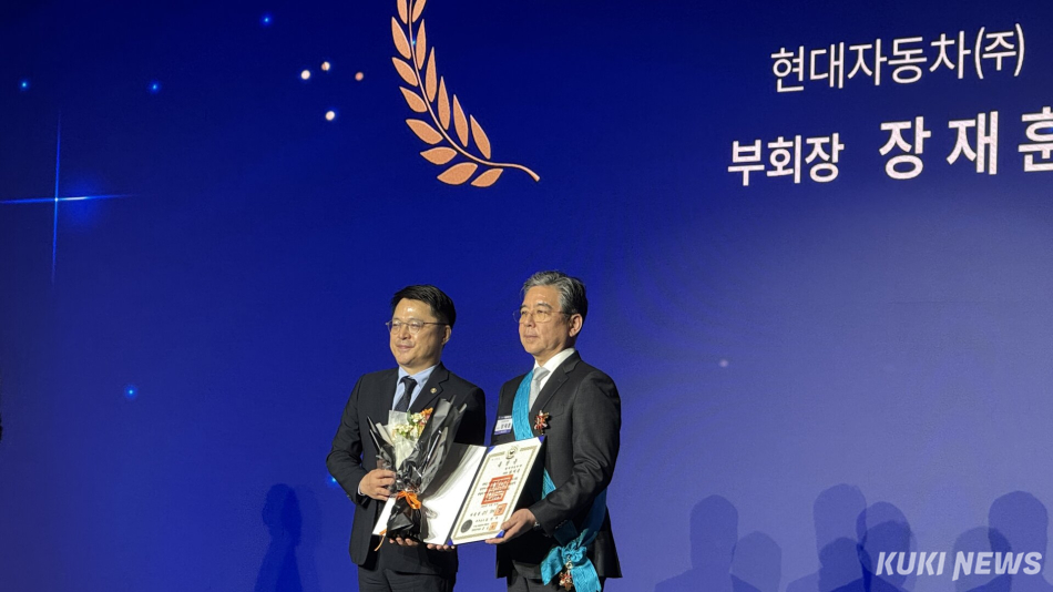 장재훈 현대자동차 부회장(오른쪽)이 ‘제23회 자동차의 날‘ 기념행사에서 금탑산업훈장을 받았다. 김수지 기자