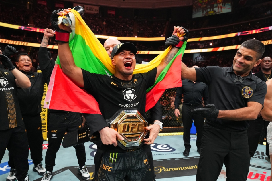 플라이급 타이틀 1차 방어에 성공한 조슈아 반. UFC 제공