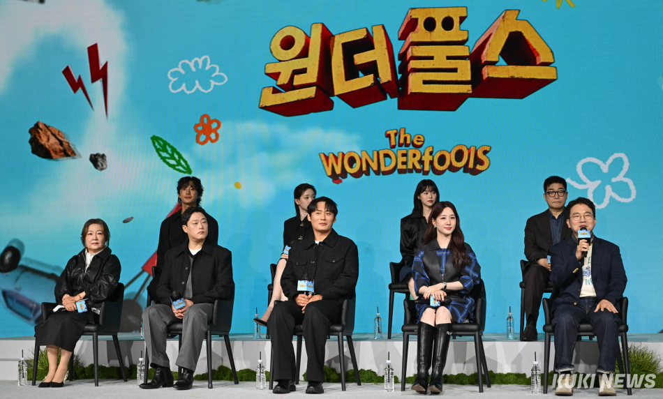 유인식 감독과 출연진들이 12일 오전 서울 종로구 JW메리어트 동대문 스퀘어에서 진행된 넷플릭스 시리즈 ‘원더풀스’ 제작발표회에 참석하고 있다.
