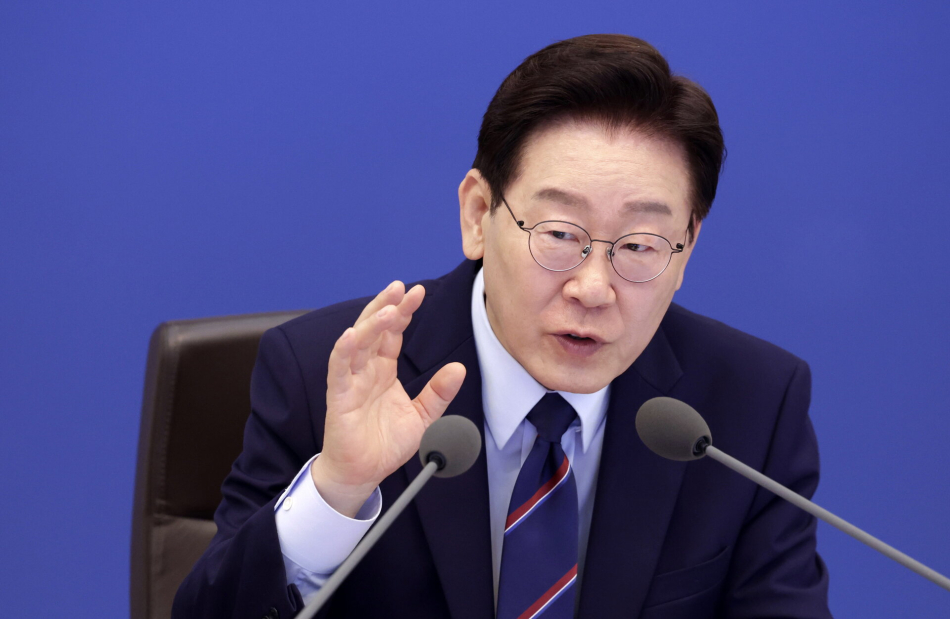 이재명 대통령이 12일 청와대에서 열린 국무회의 겸 비상경제점검회의에서 발언하고 있다. 연합뉴스