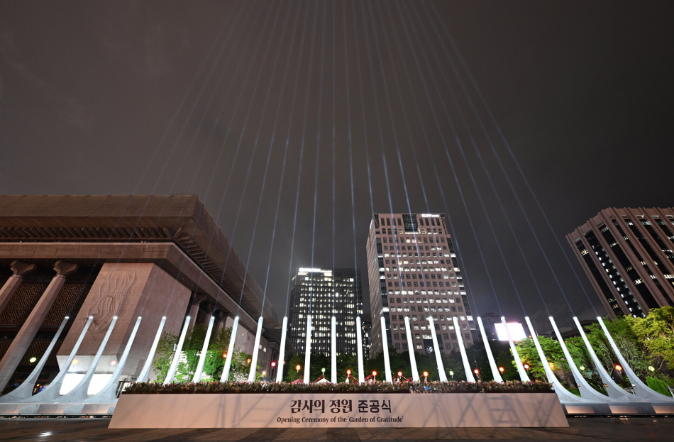 서울 종로구 광화문광장에 조성된 감사의 정원 조형물 ‘감사의 빛 23’의 모습. 서울시 제공