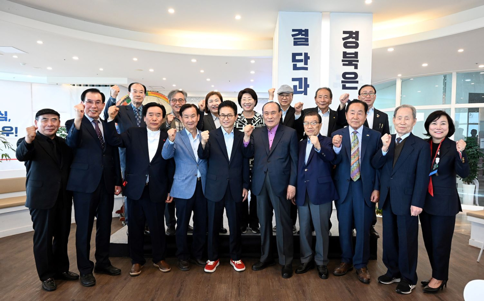 이 후보가 대구·경북 출신 전직 장관급 인사들의 모임인 ‘대경회’와 간담회를 열고 지역 현안 해결을 위한 정책 협력 방안을 논의했다. 이 후보 캠프 제공.