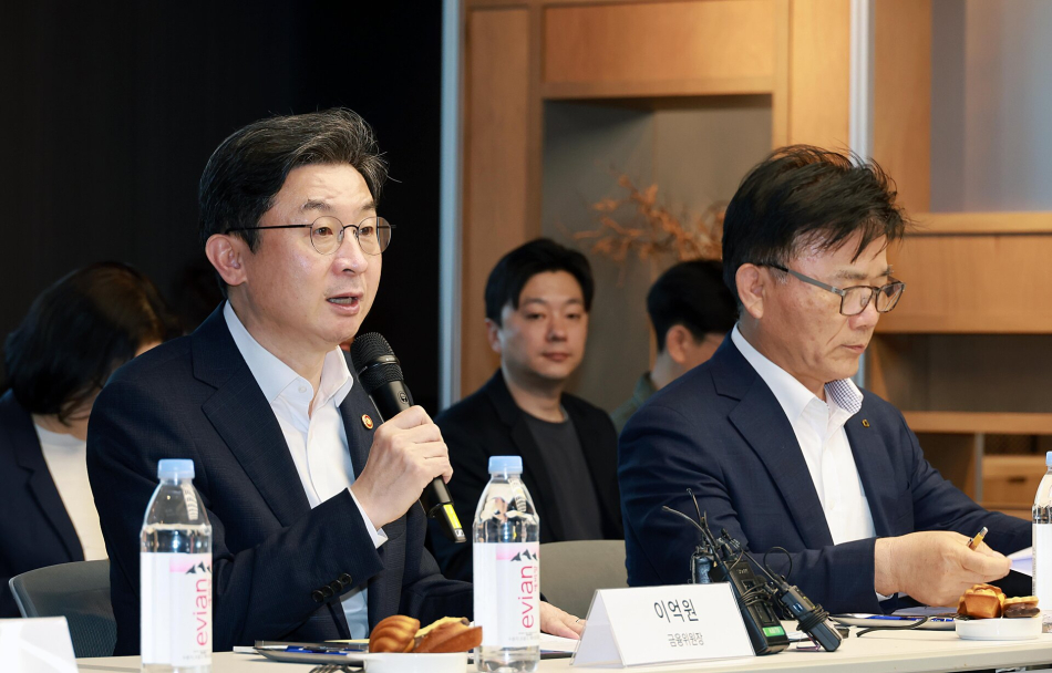 이억원 금융위원장이 12일 오후 국내 대표 AI반도체 기업인 서울 강남구 퓨리오사 AI에 방문해 생산 및 연구시설을 둘러보고, 대표 AI기업들과의 간담회를 주재했다. 금융위 제공