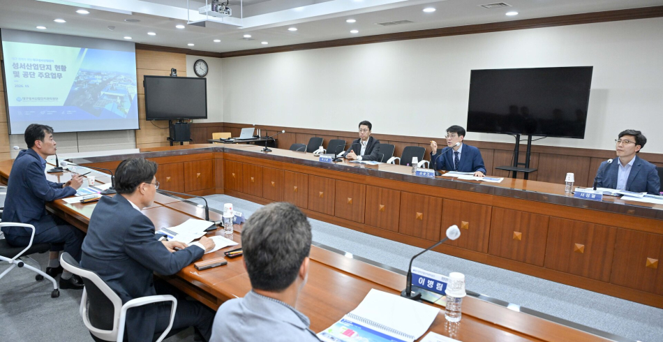 김정기 대구시장 권한대행이 12일 성서관리공단과 스마트그린산단 현장을 찾아 운영 상황을 점검했다. 대구시 제공
