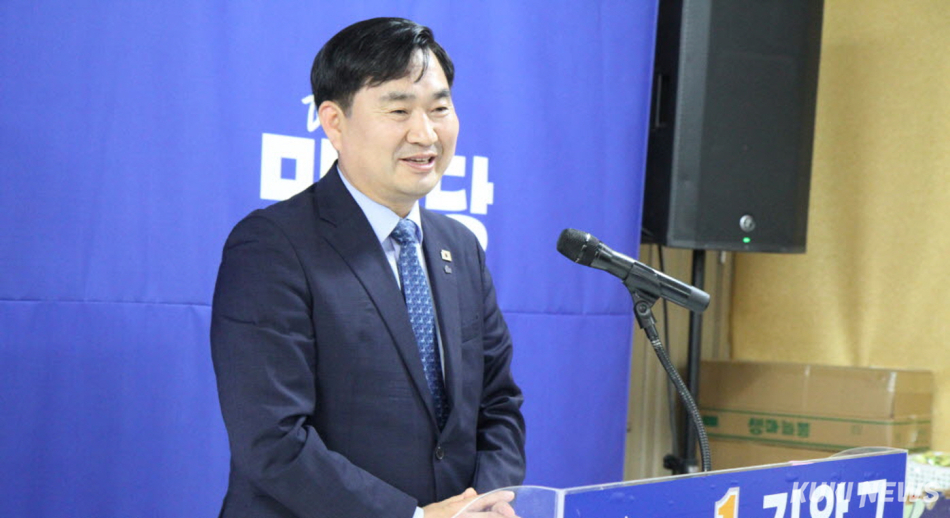 12일 오후 강원 양구군 읍내에서 열린 김왕규 양구군수 예비후보 선거사무소 개소식에서 김도균 민주당 강원도당 위원장이 축사를 하고 있다.