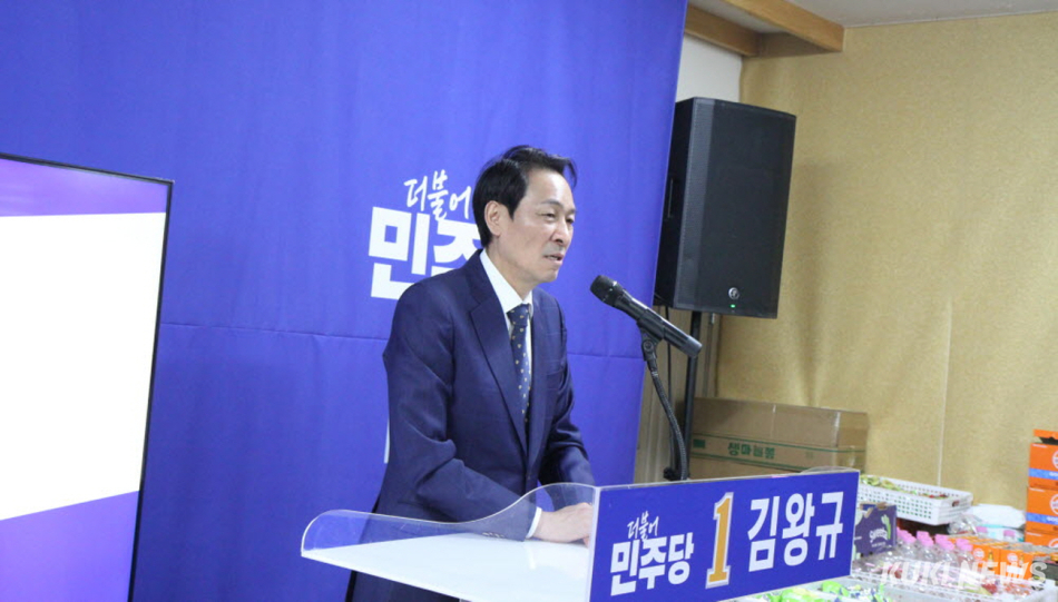 12일 오후 강원 양구군 읍내에서 열린 김왕규 양구군수 예비후보 선거사무소 개소식에서 우상호 강원특별자치도지사 예비후보가 축하말을 하고 있다.