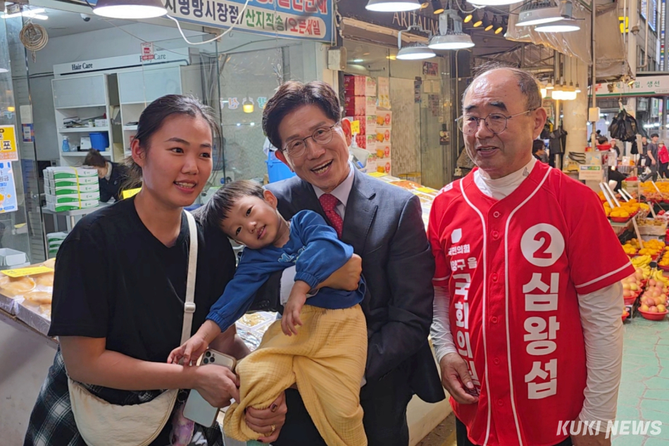 국민의힘 심왕섭 인천 계양을 국회의원 보궐선거 후보와 김문수 전 대선후보가 12일 오후 인천 계양구 계양산전통시장을 방문해 주민과 기념촬영을 하고 있다. 김건주 기자