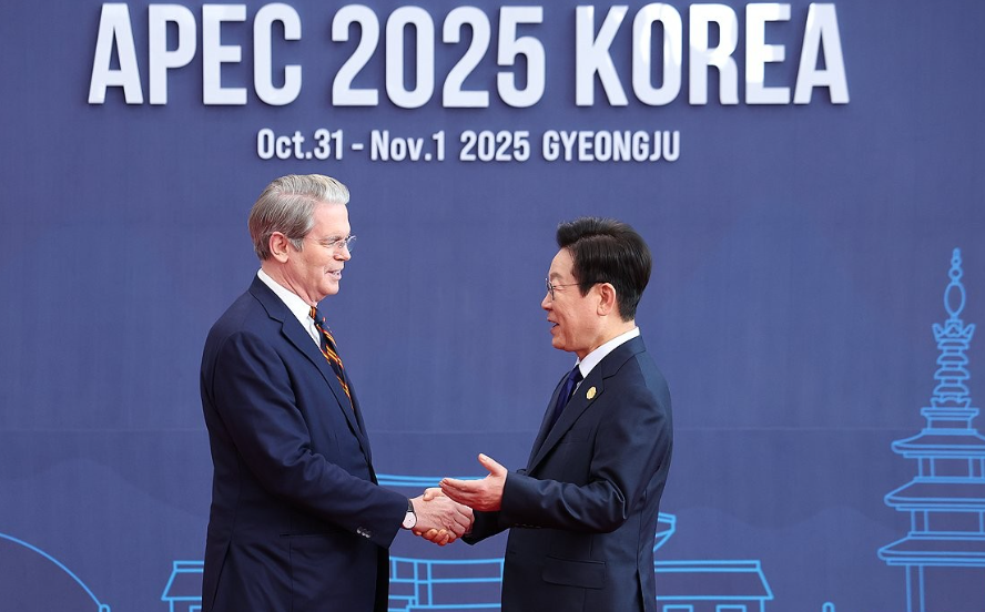 이재명 대통령이 지난해 10월31일 경주화백컨벤션센터(HICO)에서 열린 2025 아시아태평양경제협력체(APEC) 정상회의에 참석한 스콧 베선트 미국 재무장관을 맞이하고 있다. 연합뉴스