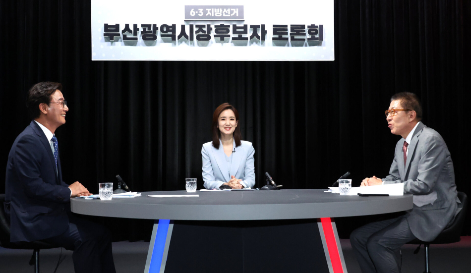 12일 오후 부산 동구 MBC 스튜디오에서 열린 6·3 지방선거 부산시장 후보 TV 토론회에서 전재수 더불어민주당 후보와 박형준 국민의힘 후보가 토론을 준비하고 있다. 연합뉴스