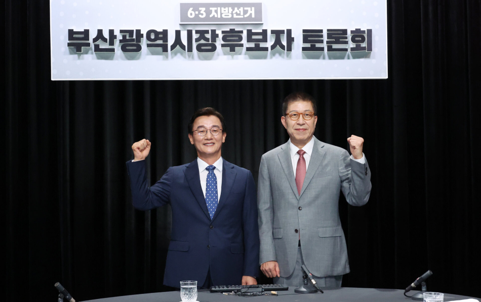 12일 오후 부산 동구 MBC 스튜디오에서 열린 6·3 지방선거 부산시장 후보 TV 토론회에 참석한 전재수 더불어민주당 후보와 박형준 국민의힘 후보가 토론에 앞서 포즈를 취하고 있다. 연합뉴스