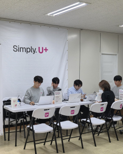 배 타고 청산도 간 LG U+…거센 비에도 복지관 북적인 이유는