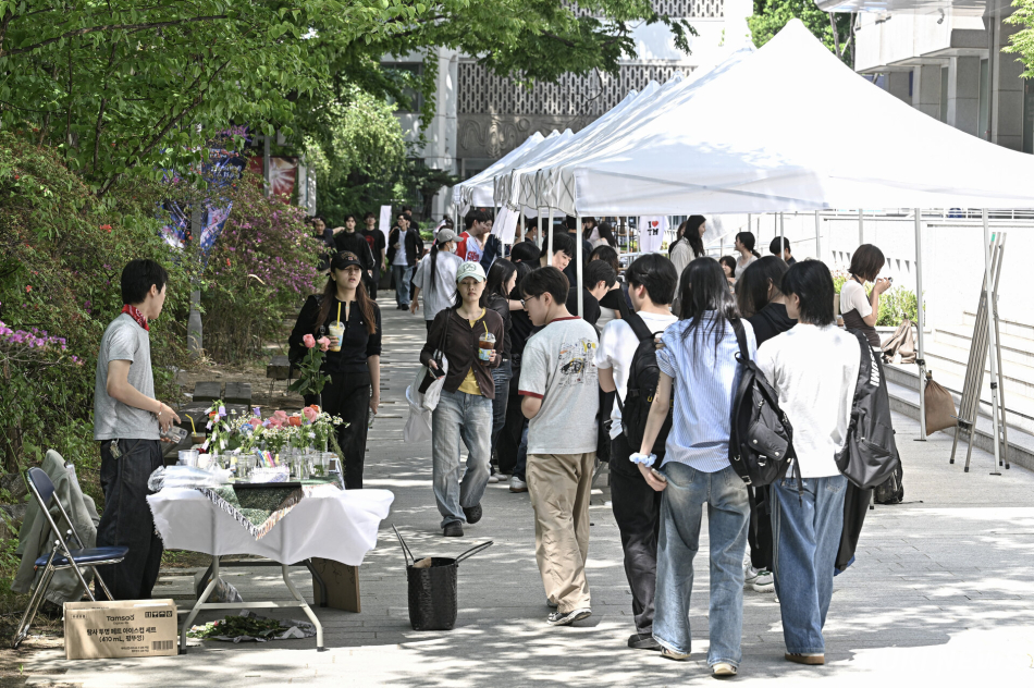 13일 서울 마포구 홍익대학교 서울캠퍼스에서 대동제 ‘Hlesta : MEMENTOs’가 열린 가운데 학생들이 부스를 둘러보고 있다.