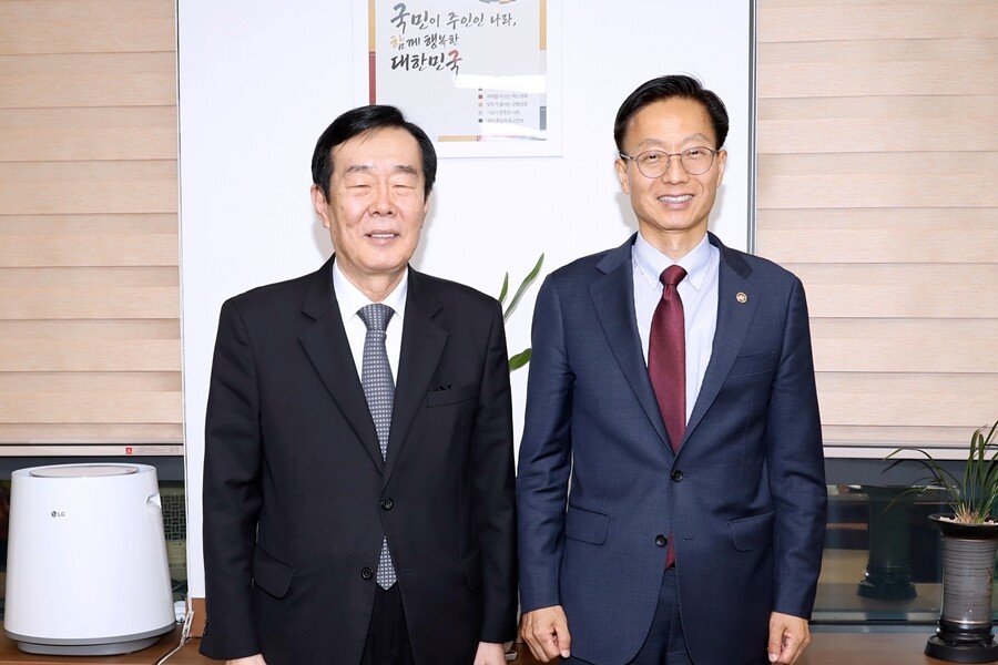 13일 서울사무소에서 고기석 한국지식재산서비스협회(KAIPS) 회장과 만난 김용선 지식재산처장(오른쪽). 지식재산처