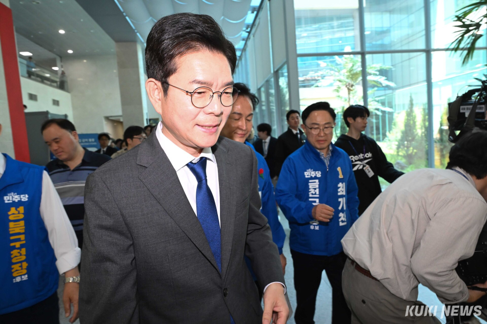 13일 오전 정원오 더불어민주당 서울시장 후보가 국회 소통관에서 재산세 감면 공약 발표 기자회견을 마친 뒤 나서고 있다. 임은재 기자