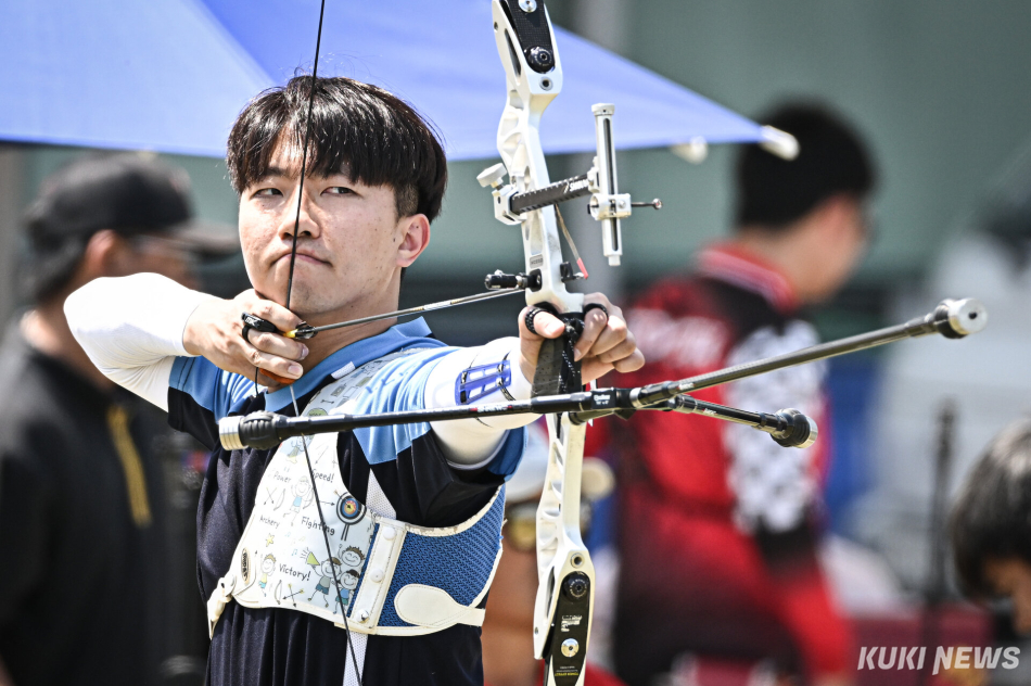 13일 인천 계양구 계양아시아드양궁장에서 열린 ‘2026 계양 오픈 국제양궁대회’ 예선 경기에서 참가 선수가 과녁을 향해 활시위를 당기고 있다.