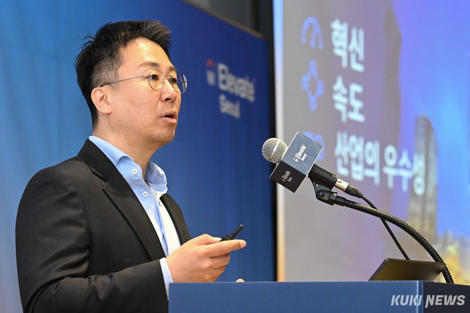 허정열 워크데이코리아 신임 지사장이 14일 서울 강남구 웨스틴 서울 파르나스에서 열린 ‘워크데이 엘리베이트 서울 2026’ 행사에서 하이브리드 워크포스 비전을 발표하고 있다. 임은재 기자