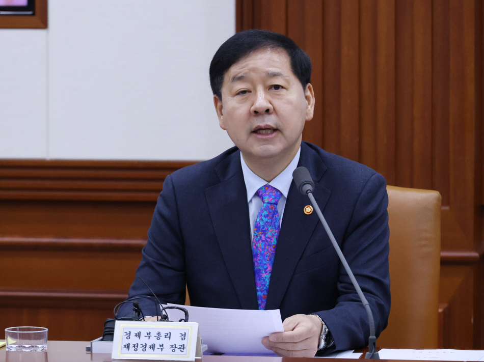 구윤철 경제부총리 겸 재정경제부 장관이 15일 오전 서울 종로구 정부서울청사에서 비상경제본부회의 겸 경제ㆍ부동산 관계 장관회의를 주재하고 있다. 연합뉴스