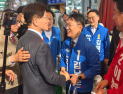“고생 많으십니다”…정쟁 속 빛난 후보들의 현장 매너 [현장 뒷이야기]