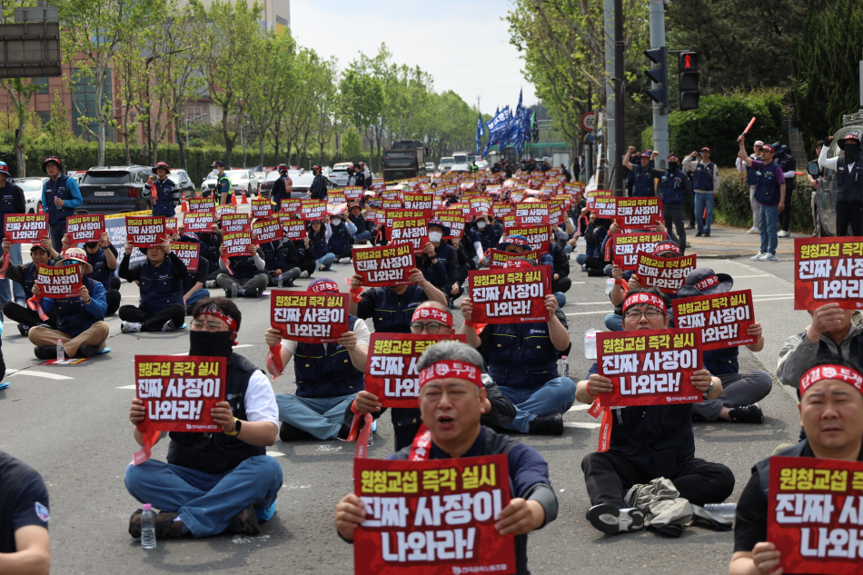 전국금속노동조합 포스코사내하청지회 조합원 약 500명이 지난 12일 경북 포항 포스코 본사 앞 사거리에서 원청 교섭을 요구하는 결의대회를 진행하고 있다. 전국금속노동조합 제공