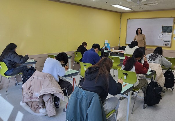 창원시 학교밖청소년, 2026년 제1회 검정고시‘97% 합격’쾌거(아동청소년과).jpg